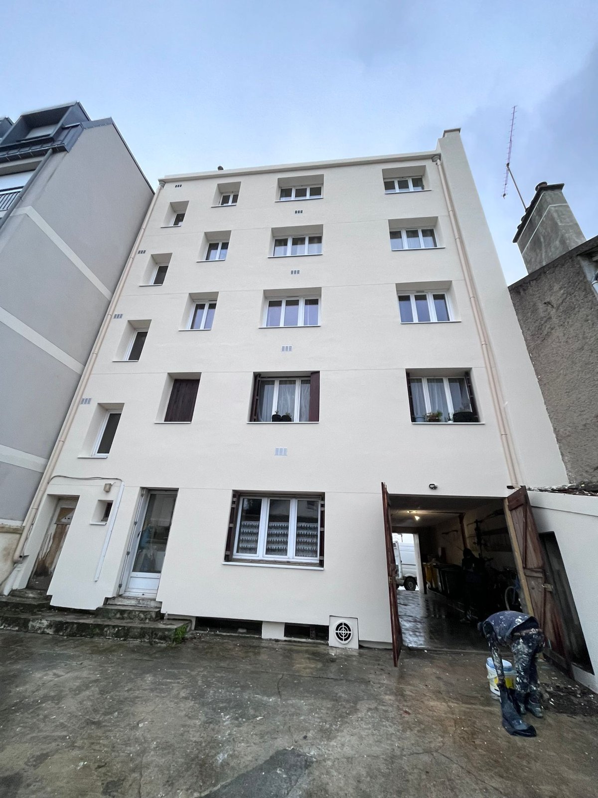 Façade côté cour d'une copropriété à Alfortville après isolation par l'extérieur en laine de roche et enduit Weber taloché