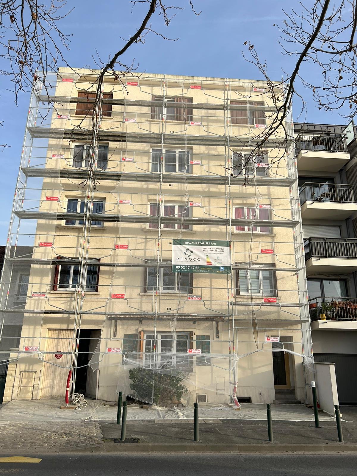 Échafaudage et protections au pied de la façade d'une copropriété à Alfortville pendant l'isolation par l'extérieur