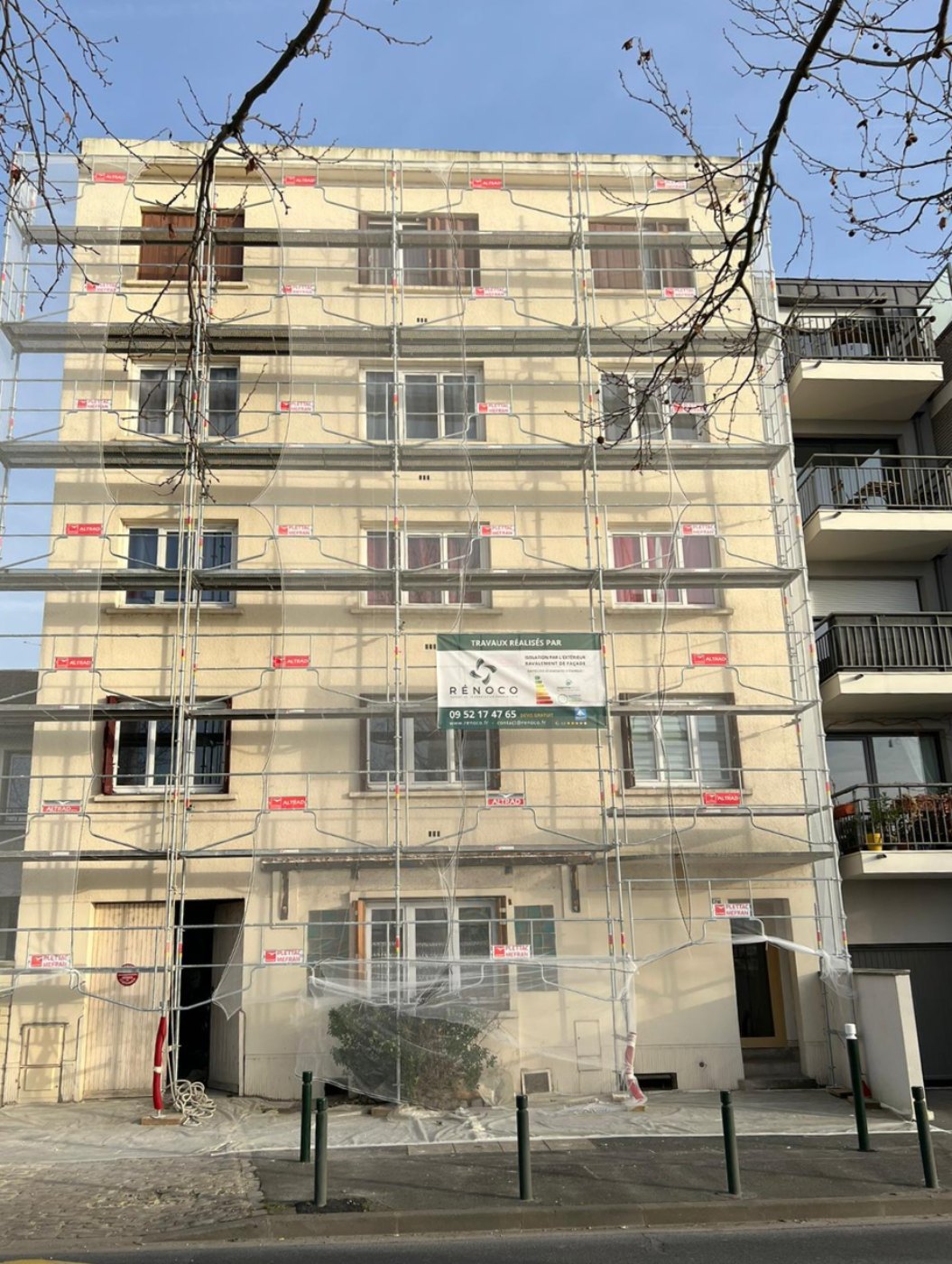 Façade sur quai d'une copropriété à Alfortville sous échafaudage pendant l'isolation par l'extérieur, bâche Rénoco