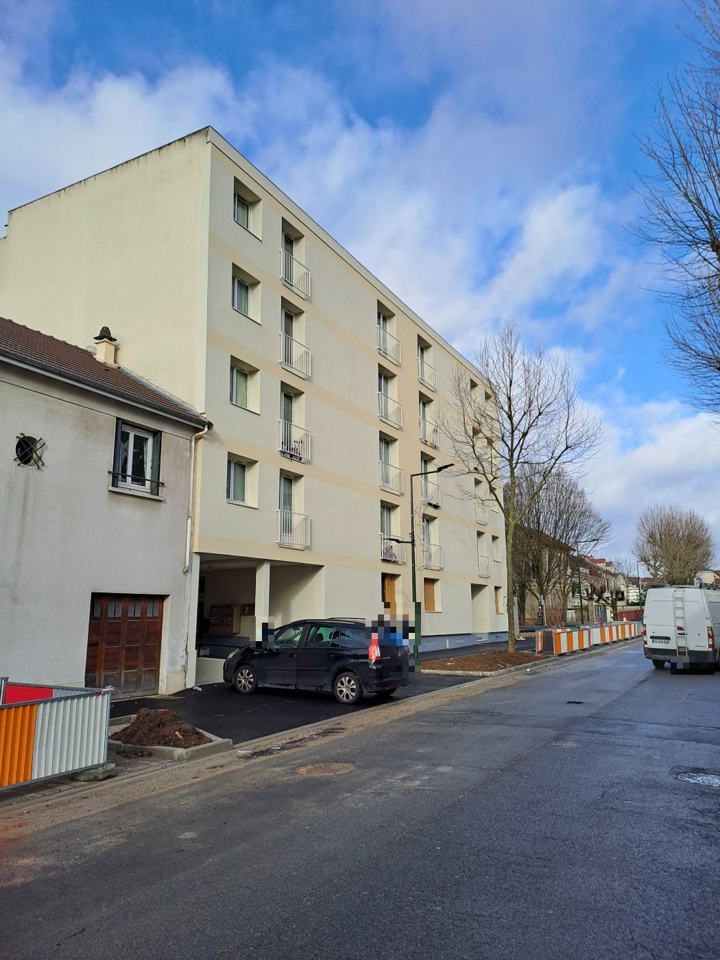 Copropriété de Boissy-Saint-Léger après ITE, façade et porche