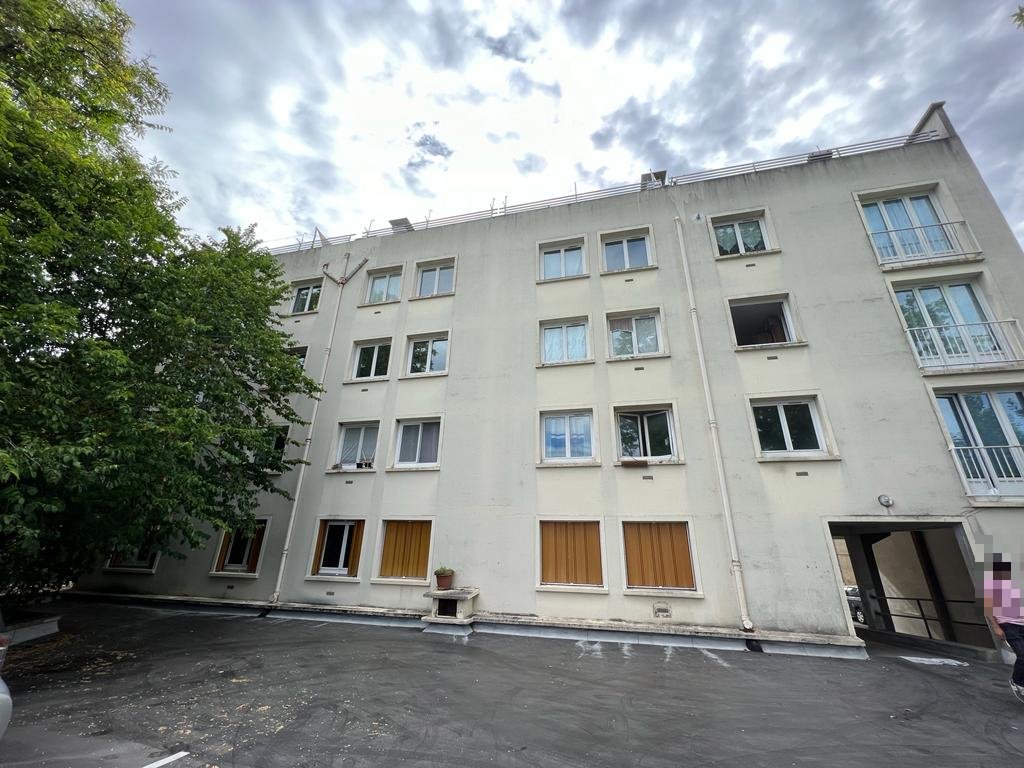 Façade arrière de la copropriété de Boissy-Saint-Léger avant ITE : enduit terni et coulures