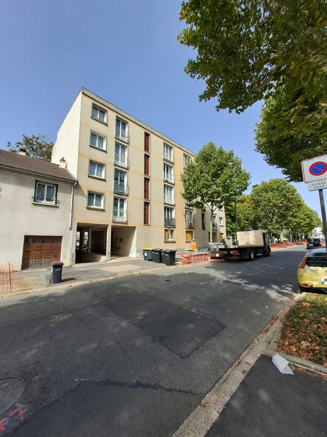 Copropriété de 25 logements à Boissy-Saint-Léger avant isolation par l'extérieur : immeuble des années 60, porche traversant et claustras
