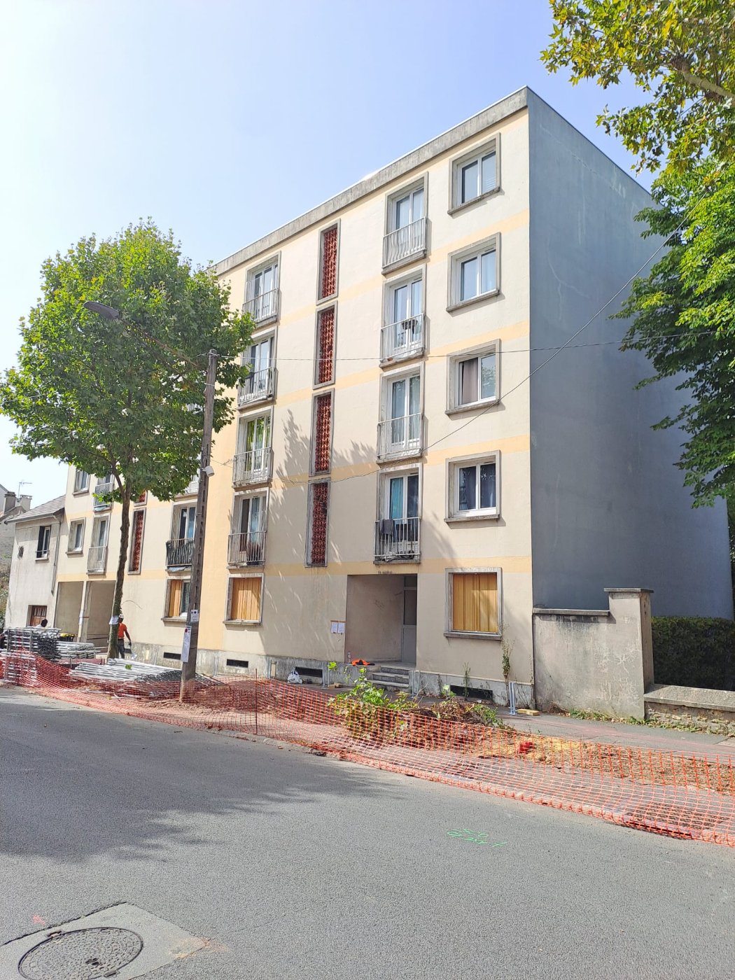 Copropriété de Boissy-Saint-Léger avant travaux : façade avec claustras en terre cuite, bandeaux et pignon
