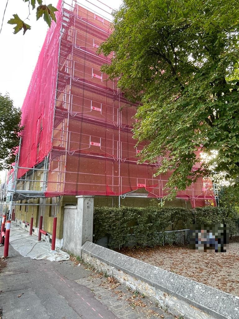 Échafaudage et filet de protection sur le pignon de la copropriété de Boissy-Saint-Léger pendant l'isolation