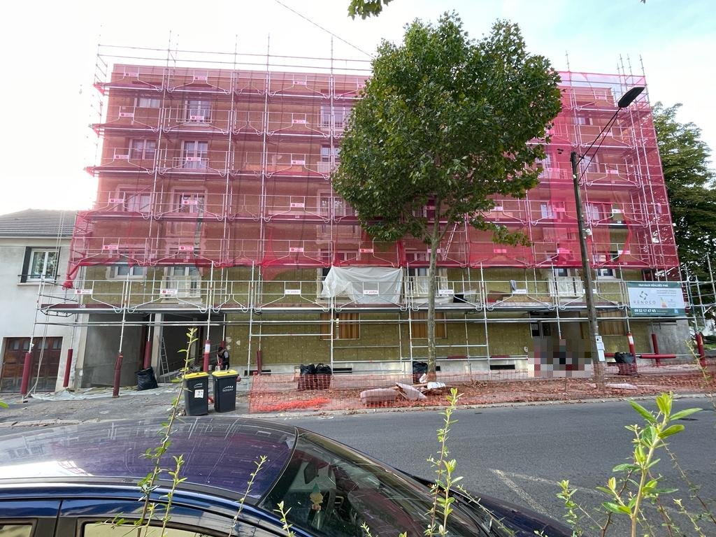 Façade sur rue de la copropriété de Boissy-Saint-Léger en cours d'isolation, échafaudage et panneau Rénoco