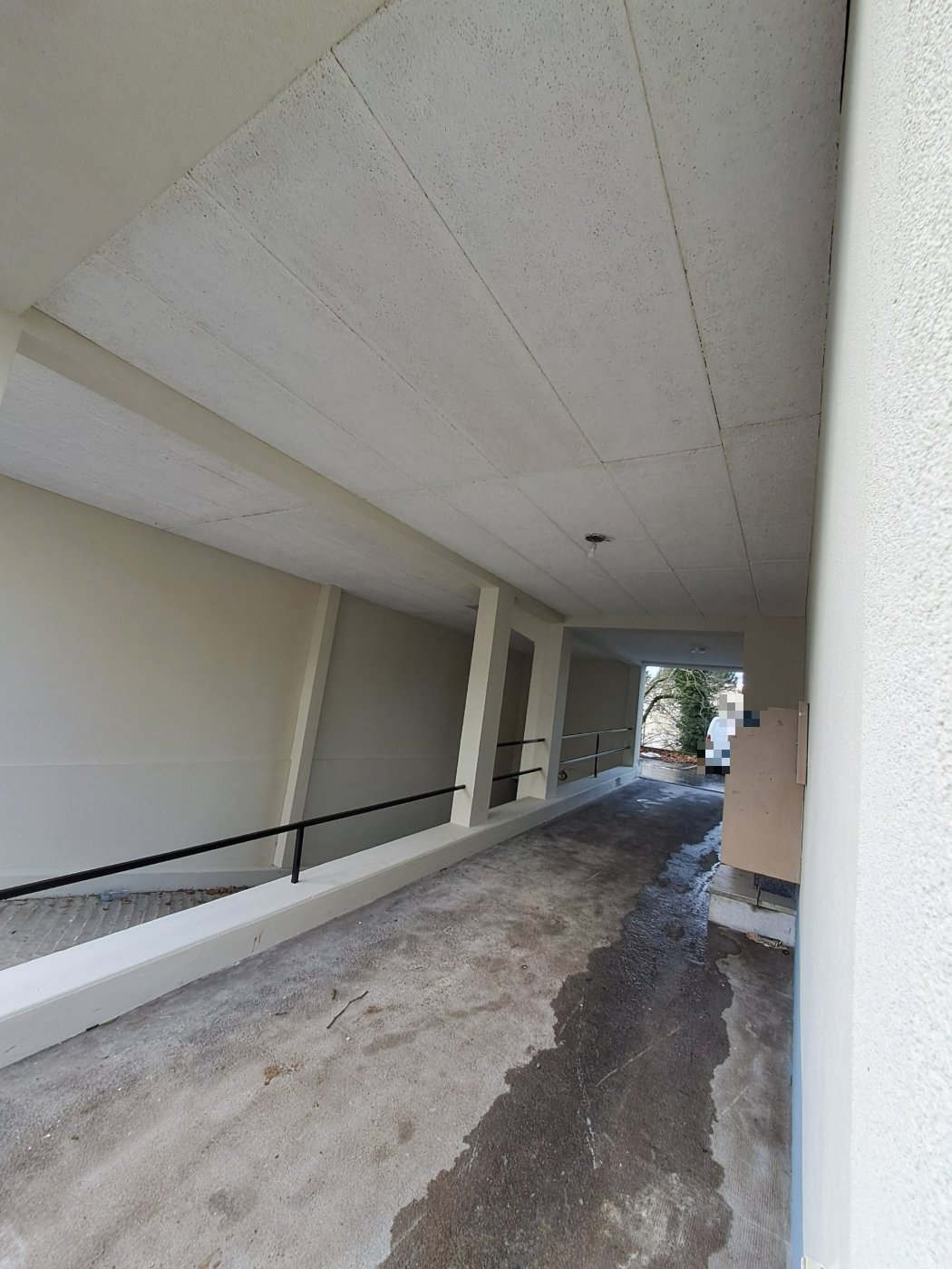 Plafond du porche de la copropriété de Boissy-Saint-Léger isolé avec des panneaux Knauf Fibra+ en sous-face