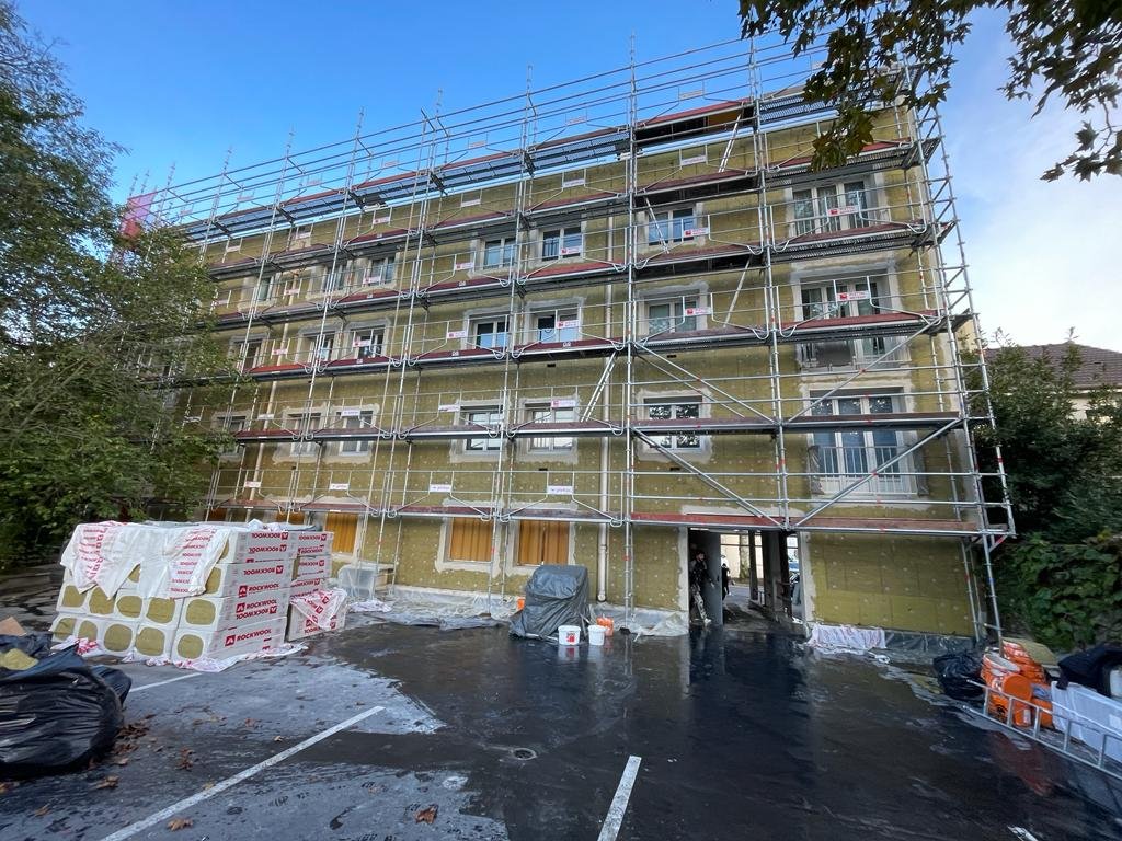 Pose de la laine de roche Rockwool sur la façade arrière de la copropriété de Boissy-Saint-Léger, palettes d'isolant au pied