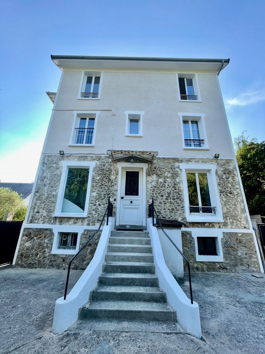 Petite copropriété au Plessis-Trévise après ravalement : meulière nettoyée et hydrofugée, crépi repeint, tableaux et bandeaux repris en blanc
