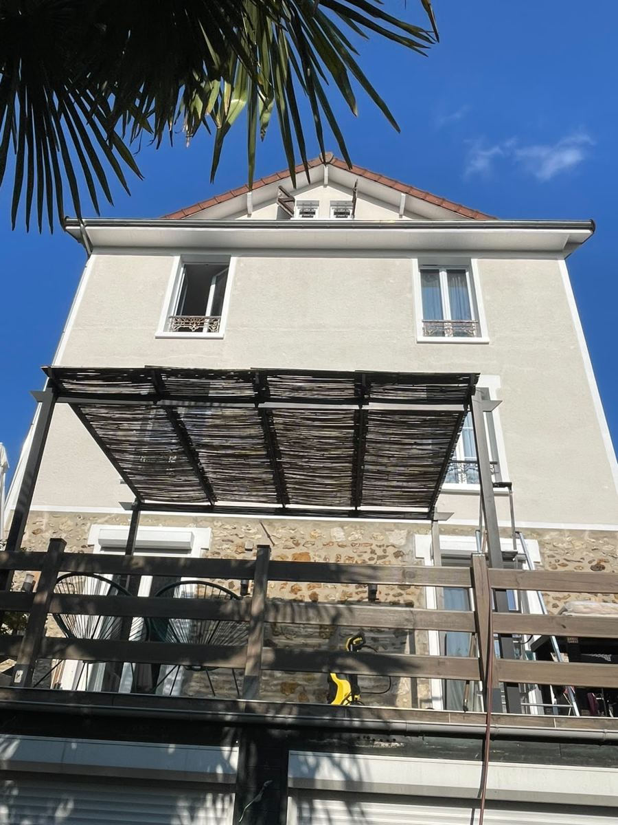 Petite copropriété au Plessis-Trévise après ravalement : façade côté jardin repeinte, encadrements blancs et meulière nettoyée
