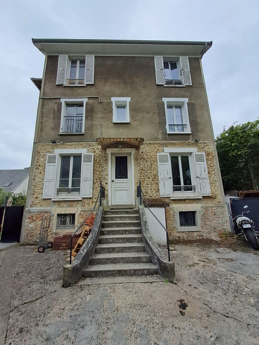 Petite copropriété au Plessis-Trévise avant ravalement : façade d'entrée avec rez-de-chaussée en meulière et étages en crépi encrassé