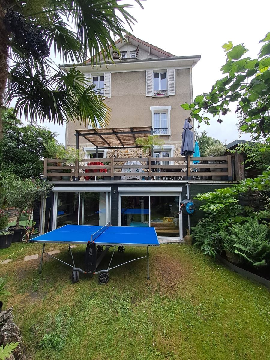 Petite copropriété au Plessis-Trévise avant ravalement : façade côté jardin encrassée, crépi gris et soubassement en meulière