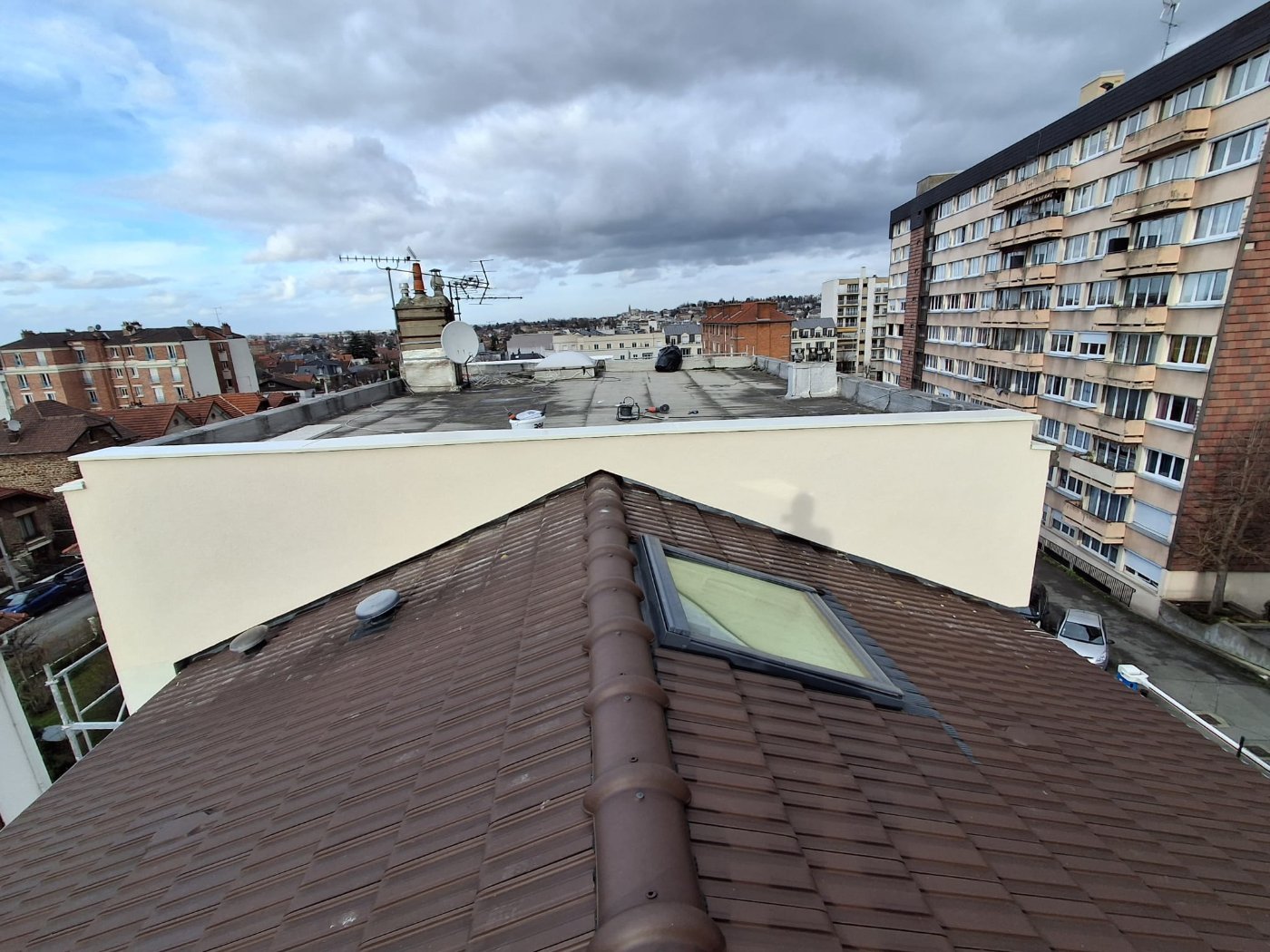 Acrotère de la copropriété de Villemomble avec couvertine neuve après isolation par l'extérieur
