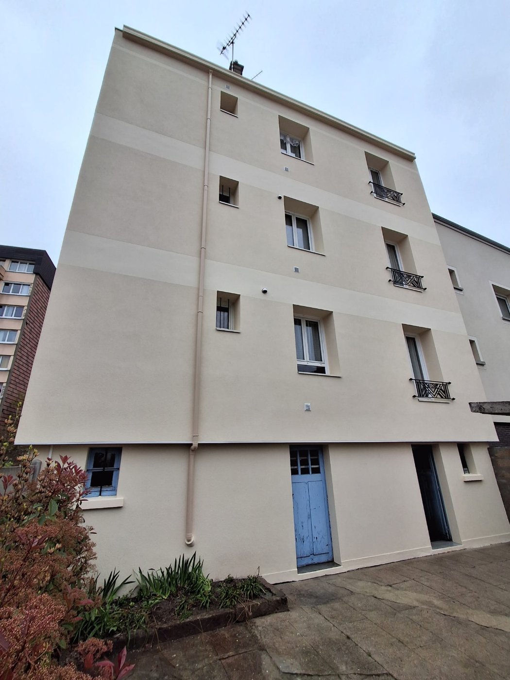 Façade arrière de la copropriété de Villemomble après isolation par l'extérieur et enduit minéral