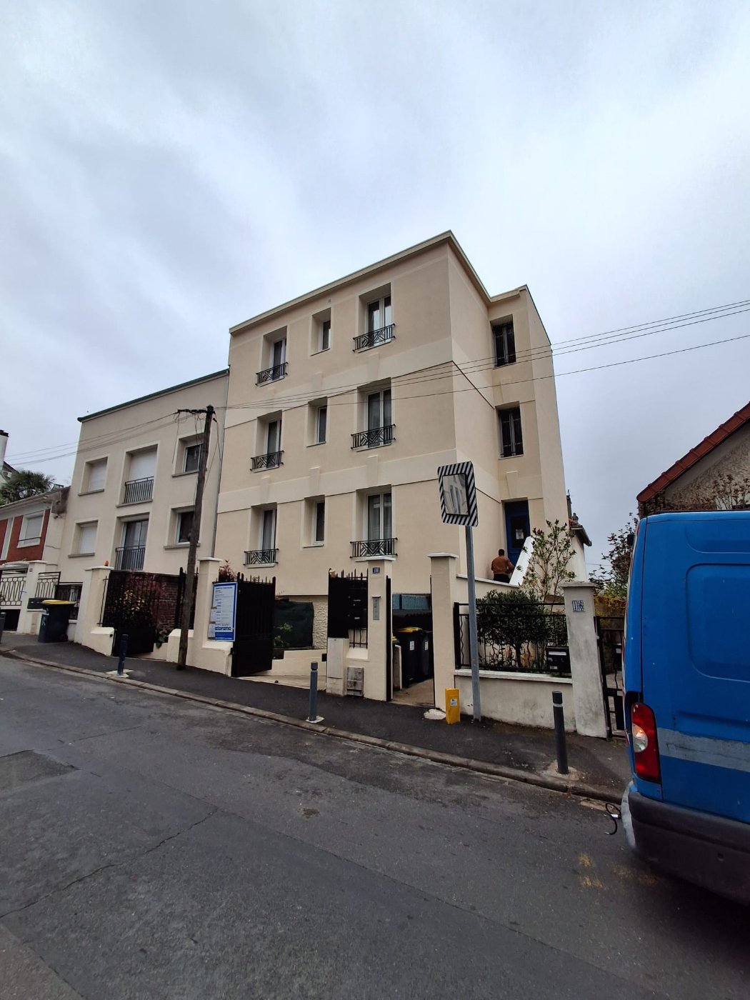 Façade sur rue de la copropriété de Villemomble après ITE, bandeaux et clés de voûte reconstitués