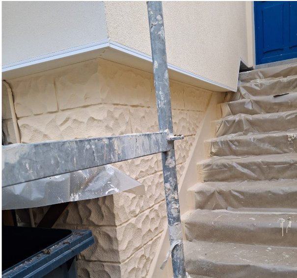 Soubassement de la façade à Villemomble avec profilé de départ et couvertine au-dessus de la pierre