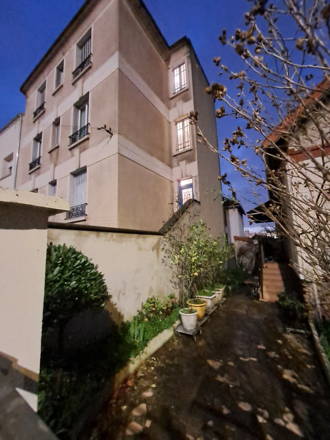 Façade avant travaux avec bandeaux, encadrements et clés de voûte d’origine à reconstituer sur l’isolant
