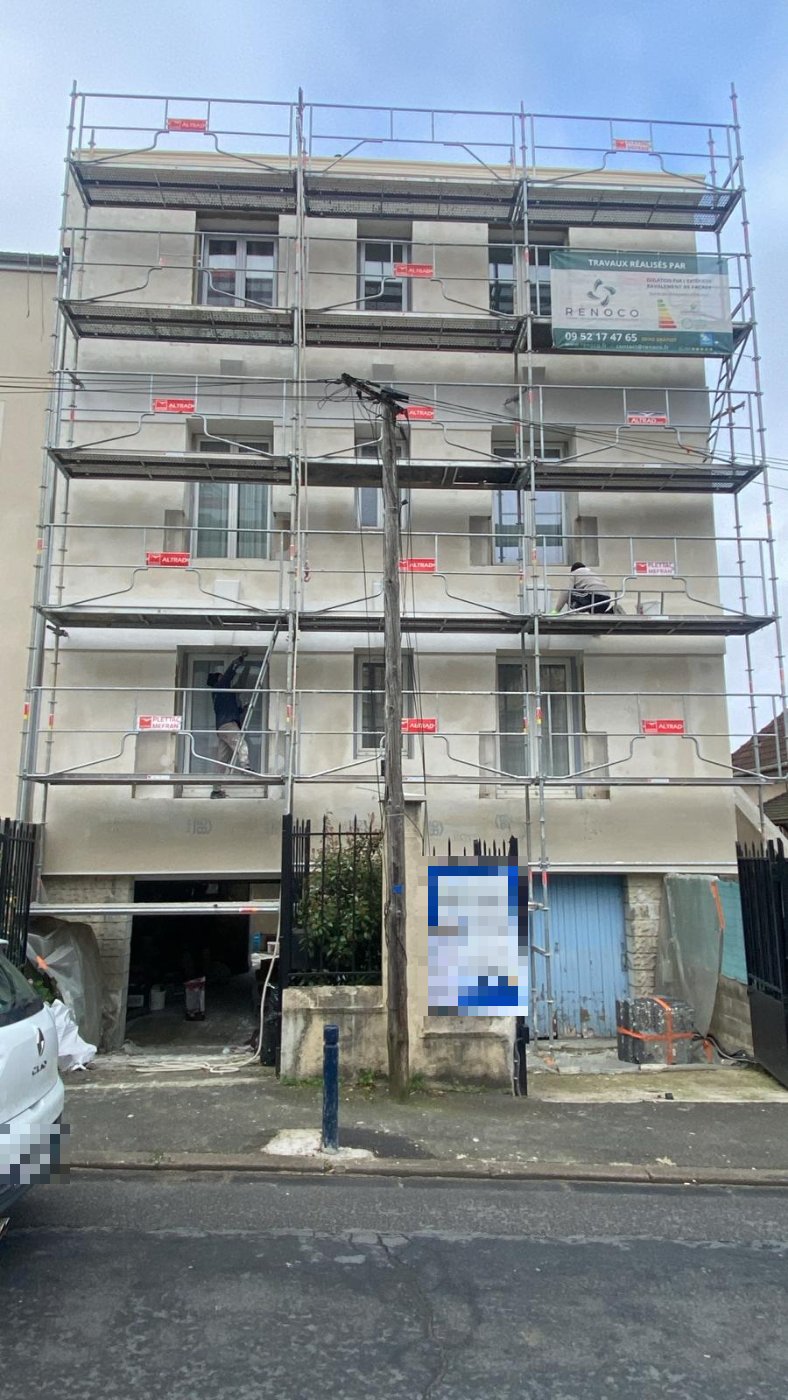 Application de l'enduit sur la façade sur rue de la copropriété de Villemomble, compagnons Rénoco sur l'échafaudage