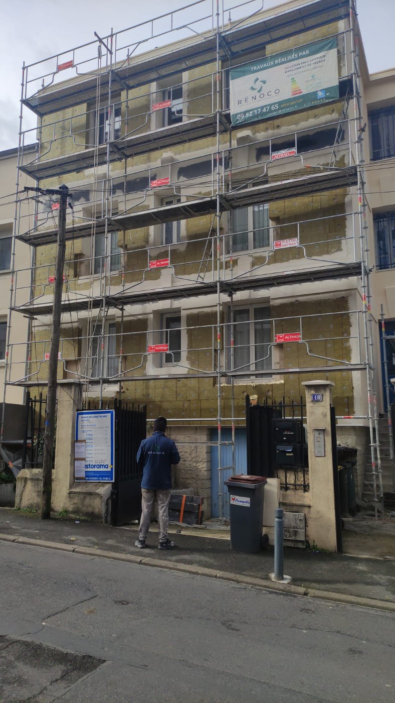 Chantier d'isolation par l'extérieur en cours sur la copropriété de Villemomble, échafaudage et panneau Rénoco