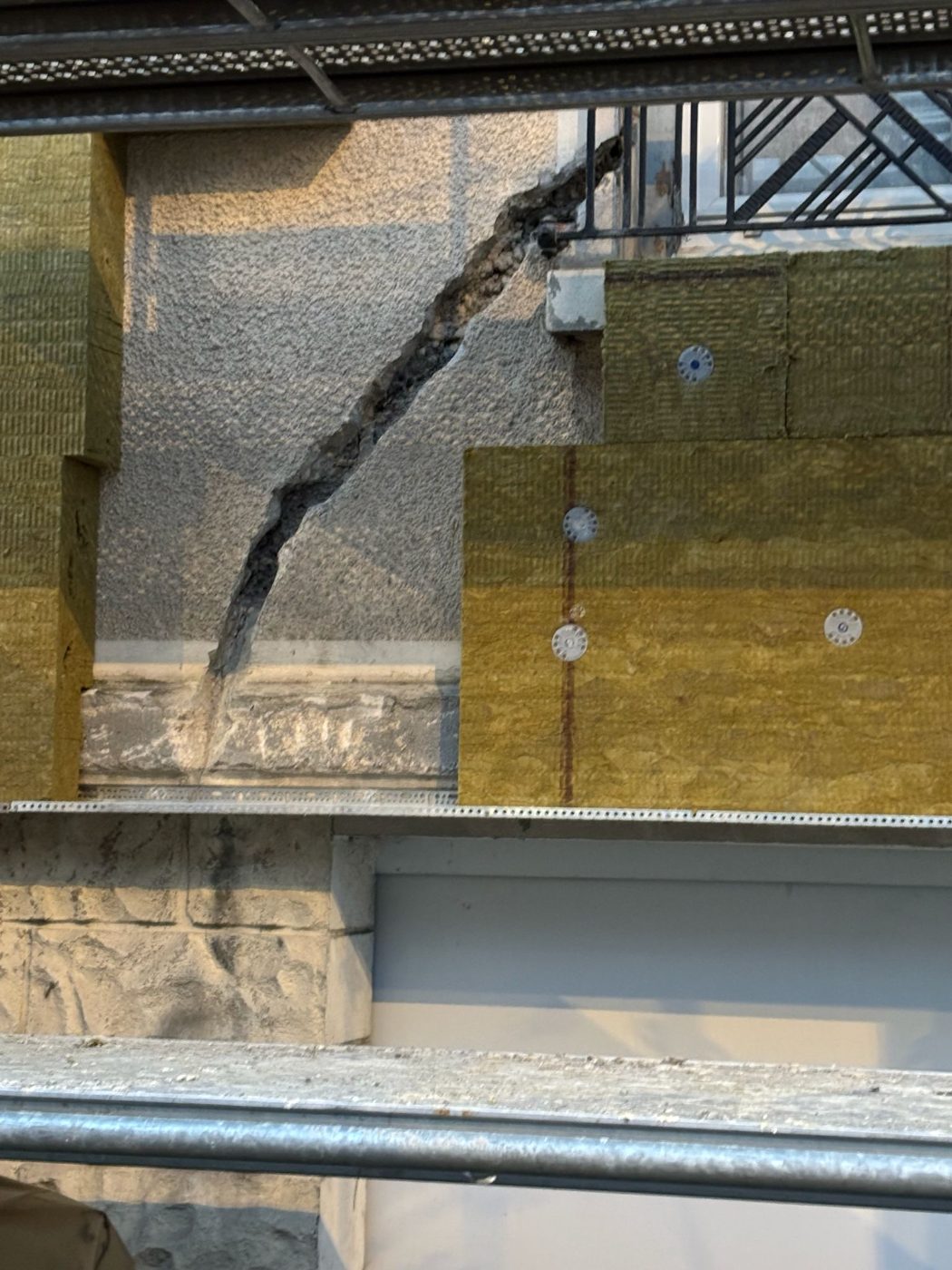Fissure traversante ouverte sur au moins 5 cm de profondeur avant couturage, sur un chantier d’isolation par l’extérieur Rénoco