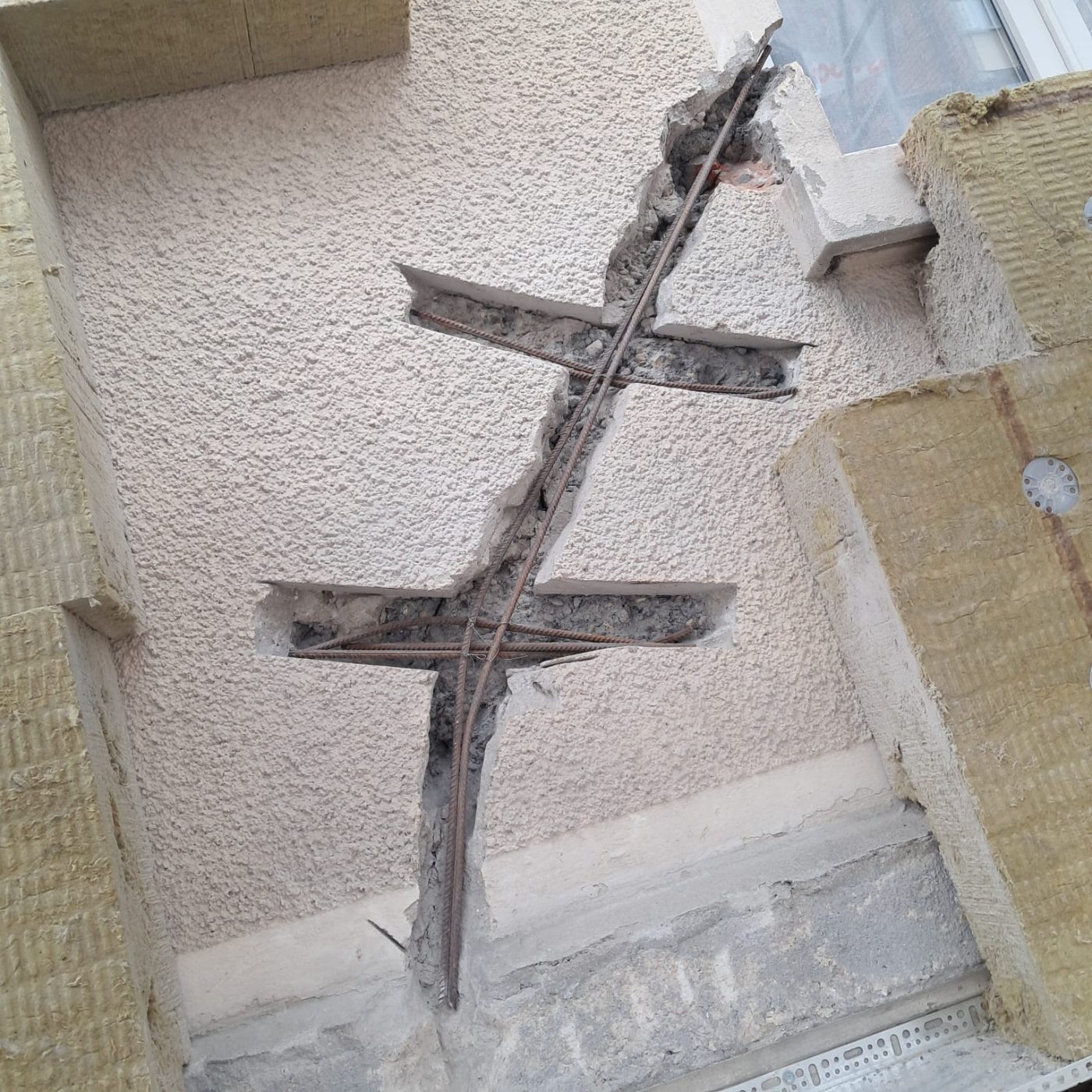 Armatures métalliques posées dans la fissure et dans des saignées transversales, ligaturées entre elles pour recoudre le mur