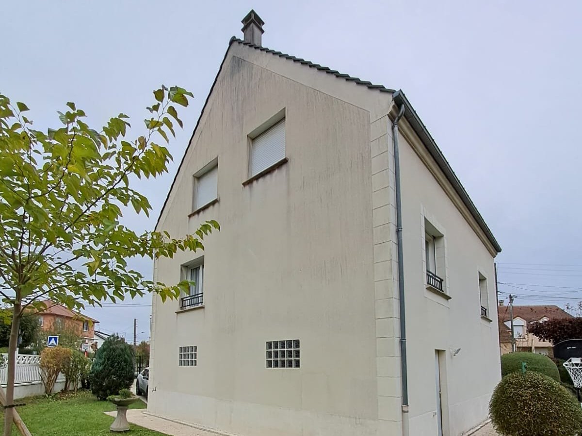 Pignon d'une maison à Gournay-sur-Marne avant ravalement : enduit encrassé, traînées noires