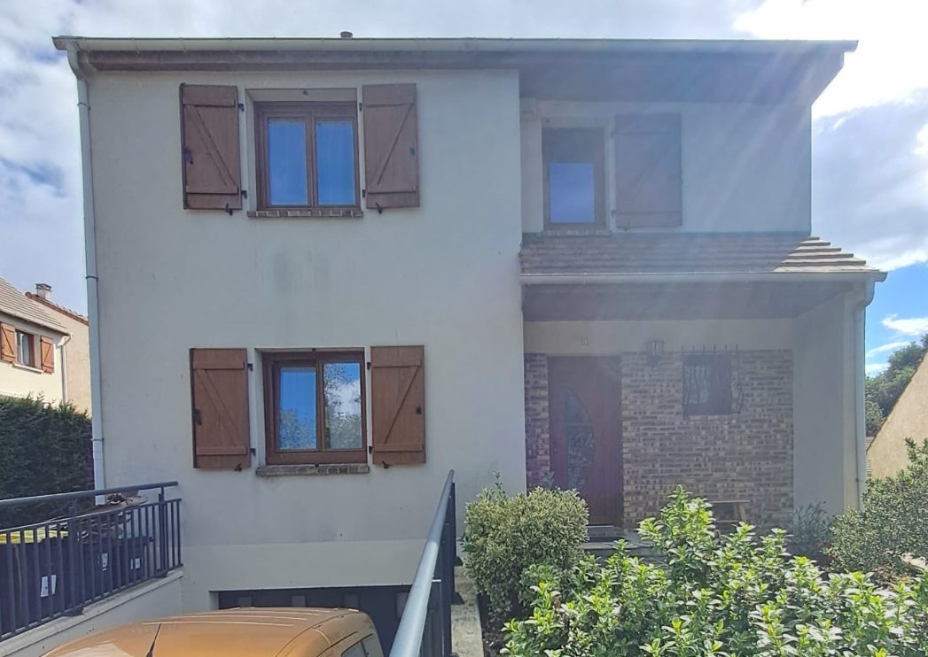 Pavillon avant travaux : façade grise défraîchie avant isolation par l’extérieur