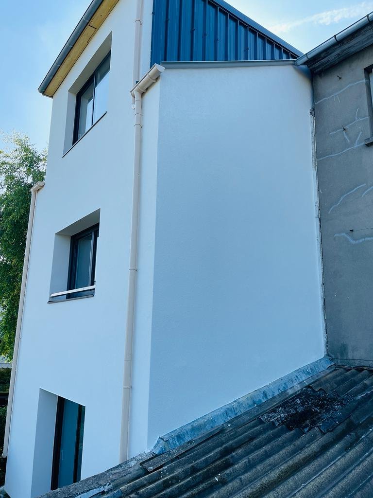 Maison à Bry-sur-Marne après isolation par l'extérieur : extension et maison habillées du même enduit blanc