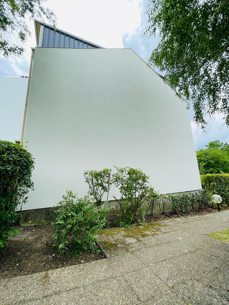 Pignon d'une maison à Bry-sur-Marne après isolation par l'extérieur, enduit taloché blanc