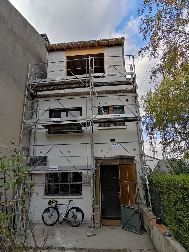 Façade d'entrée d'une maison à Bry-sur-Marne avant isolation par l'extérieur, sous échafaudage