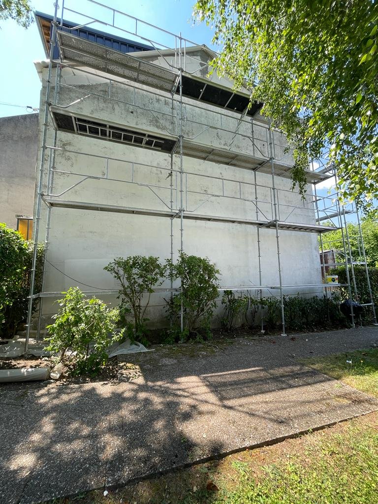 Pignon d'une maison à Bry-sur-Marne avant isolation par l'extérieur, enduit usé et taché