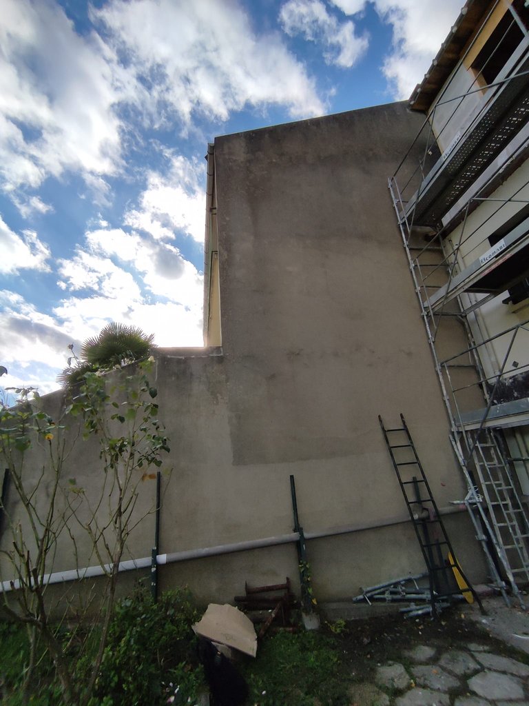 Mur mitoyen d'une maison à Bry-sur-Marne avant ravalement, enduit encrassé