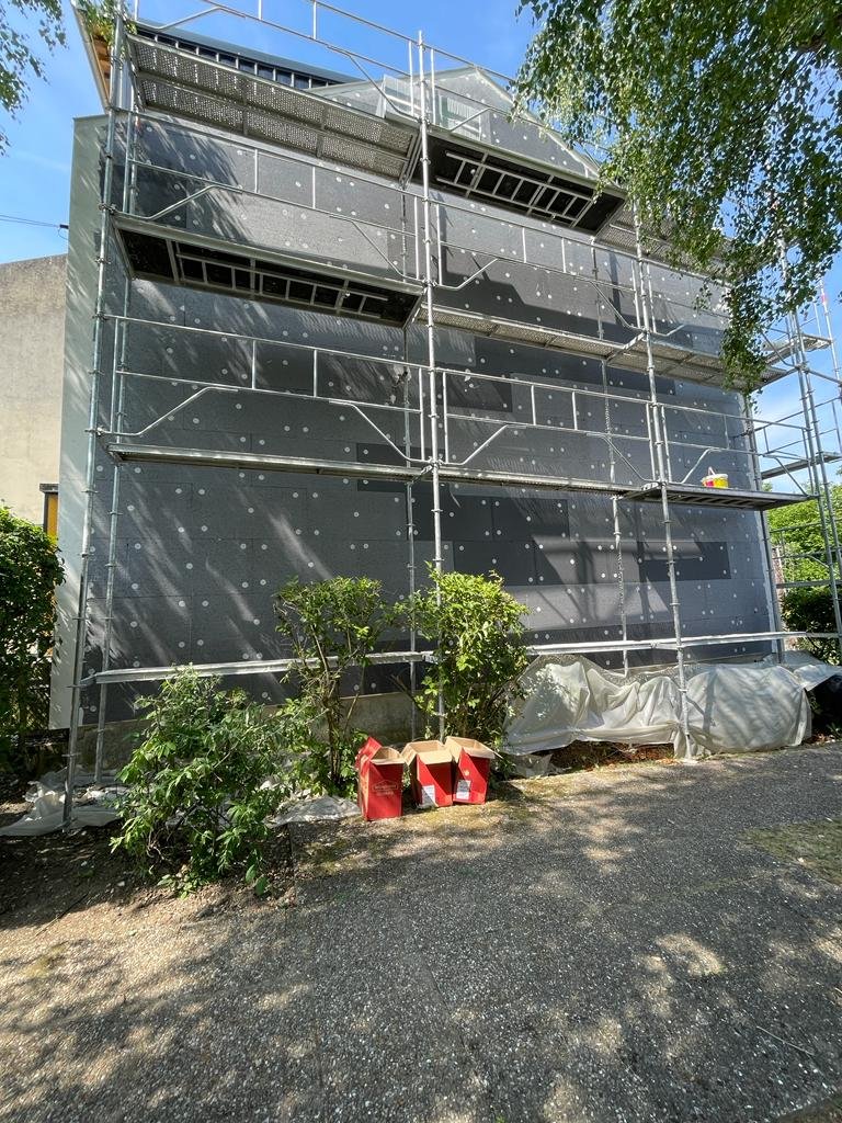Pose des panneaux de polystyrène expansé 120 mm sur le pignon d'une maison à Bry-sur-Marne