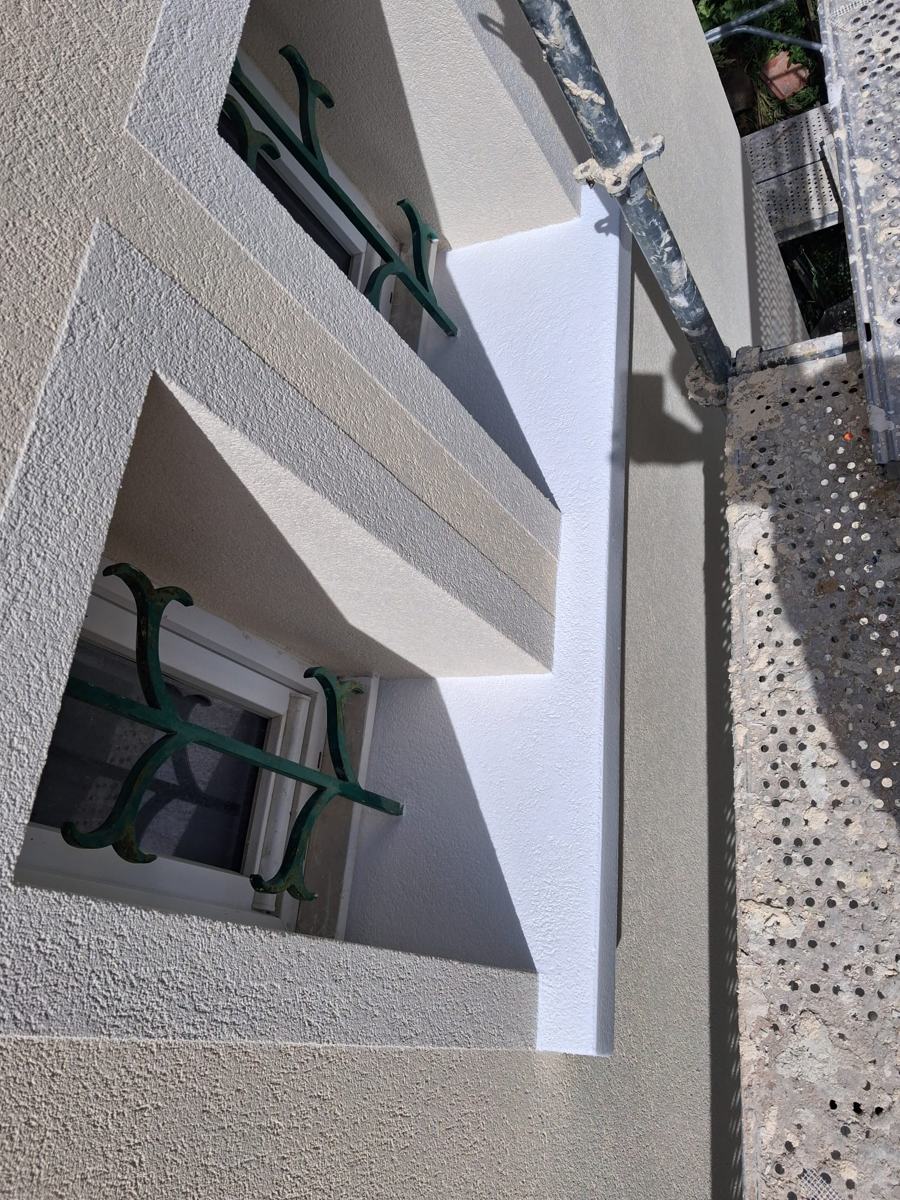 Appui de fenêtre en PSE et encadrement en relief réalisés lors de l'isolation par l'extérieur d'une maison à Champigny-sur-Marne