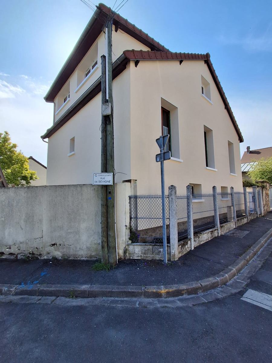 Maison à l'angle de la rue de Sévigné à Champigny-sur-Marne après isolation par l'extérieur avec système Baumit