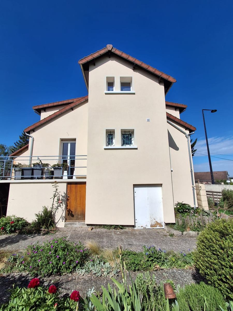 Maison à Champigny-sur-Marne après isolation par l'extérieur : façade côté jardin enduite, encadrements de fenêtres en relief