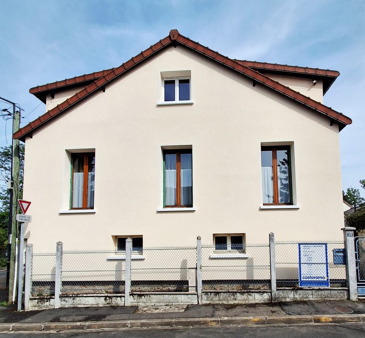 Maison rue de Sévigné à Champigny-sur-Marne après isolation par l'extérieur : façade sur rue enduite avec encadrements de fenêtres créés en modénature