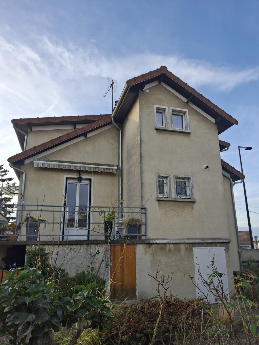 Maison à Champigny-sur-Marne avant isolation par l'extérieur : façade côté jardin avec terrasse sur sous-sol