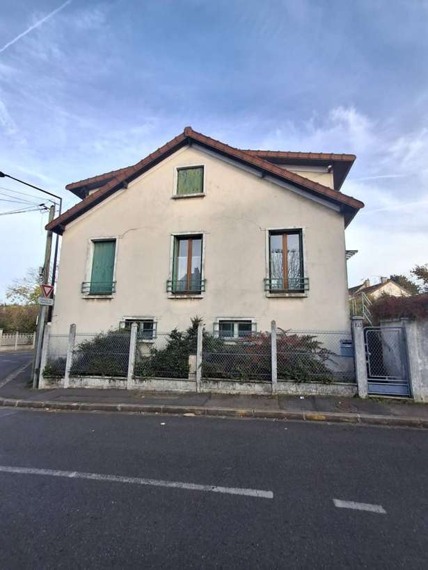 Maison rue de Sévigné à Champigny-sur-Marne avant isolation par l'extérieur : façade sur rue enduite, sans encadrements de fenêtres