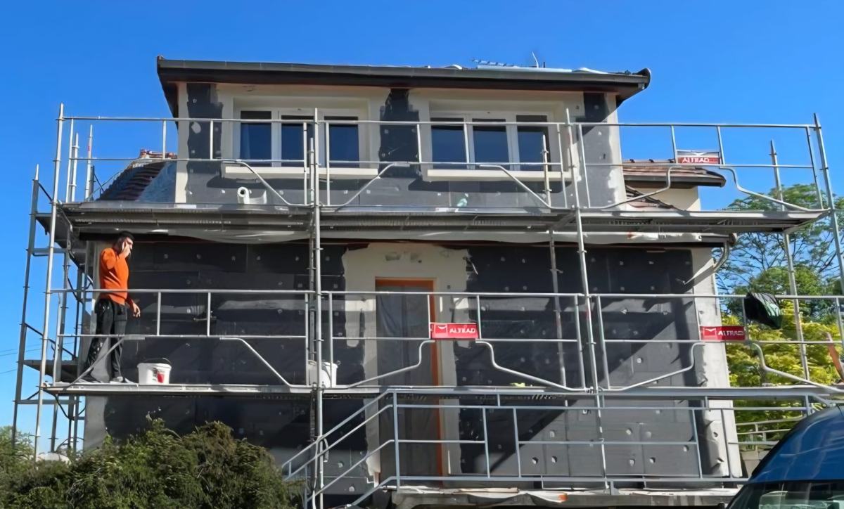 Panneaux de polystyrène expansé gris de 140 mm collés et chevillés sur une maison à Champigny-sur-Marne