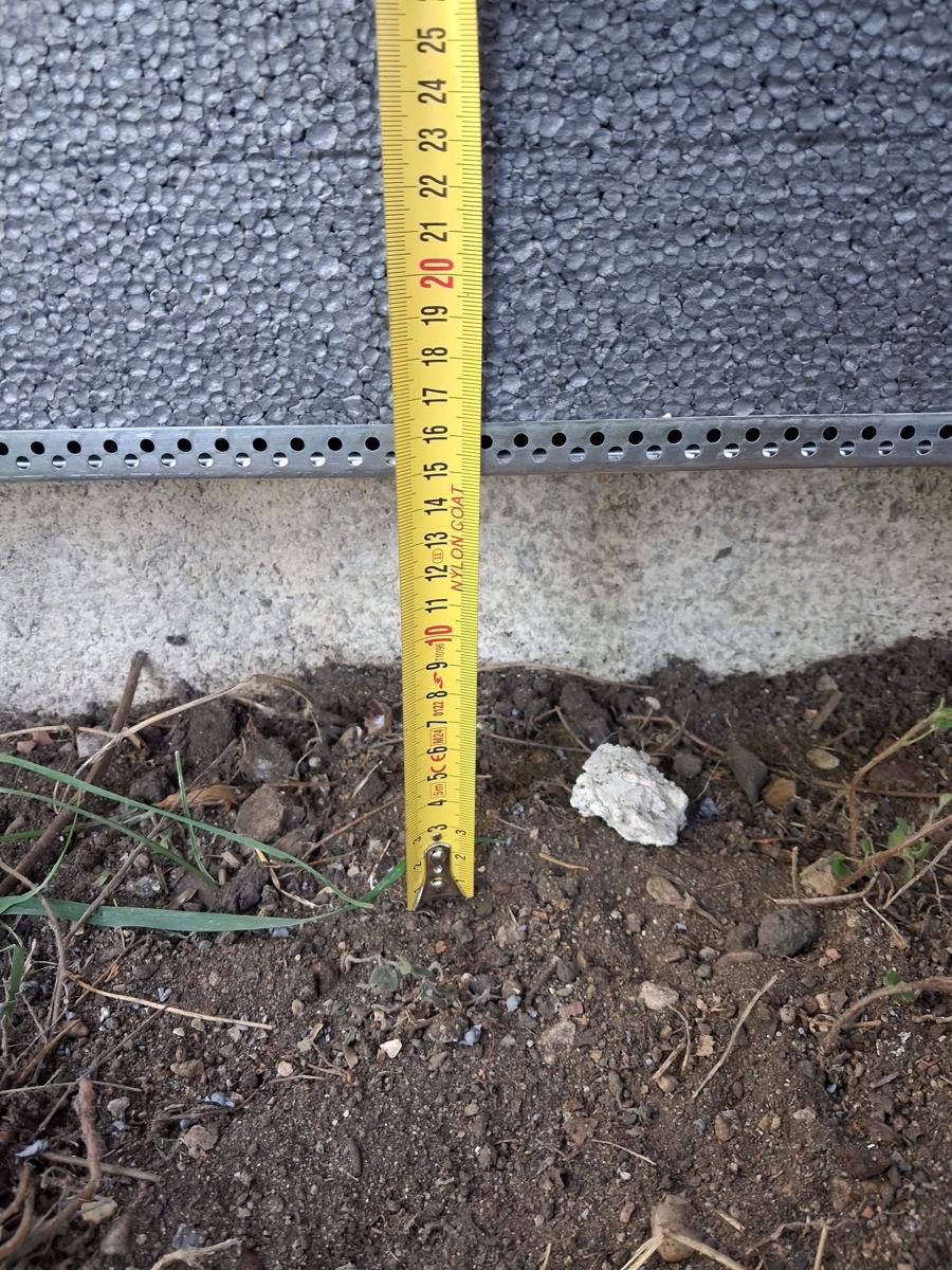 Profilé de départ en aluminium posé en pied de façade, au-dessus du sol, sous l'isolant PSE gris