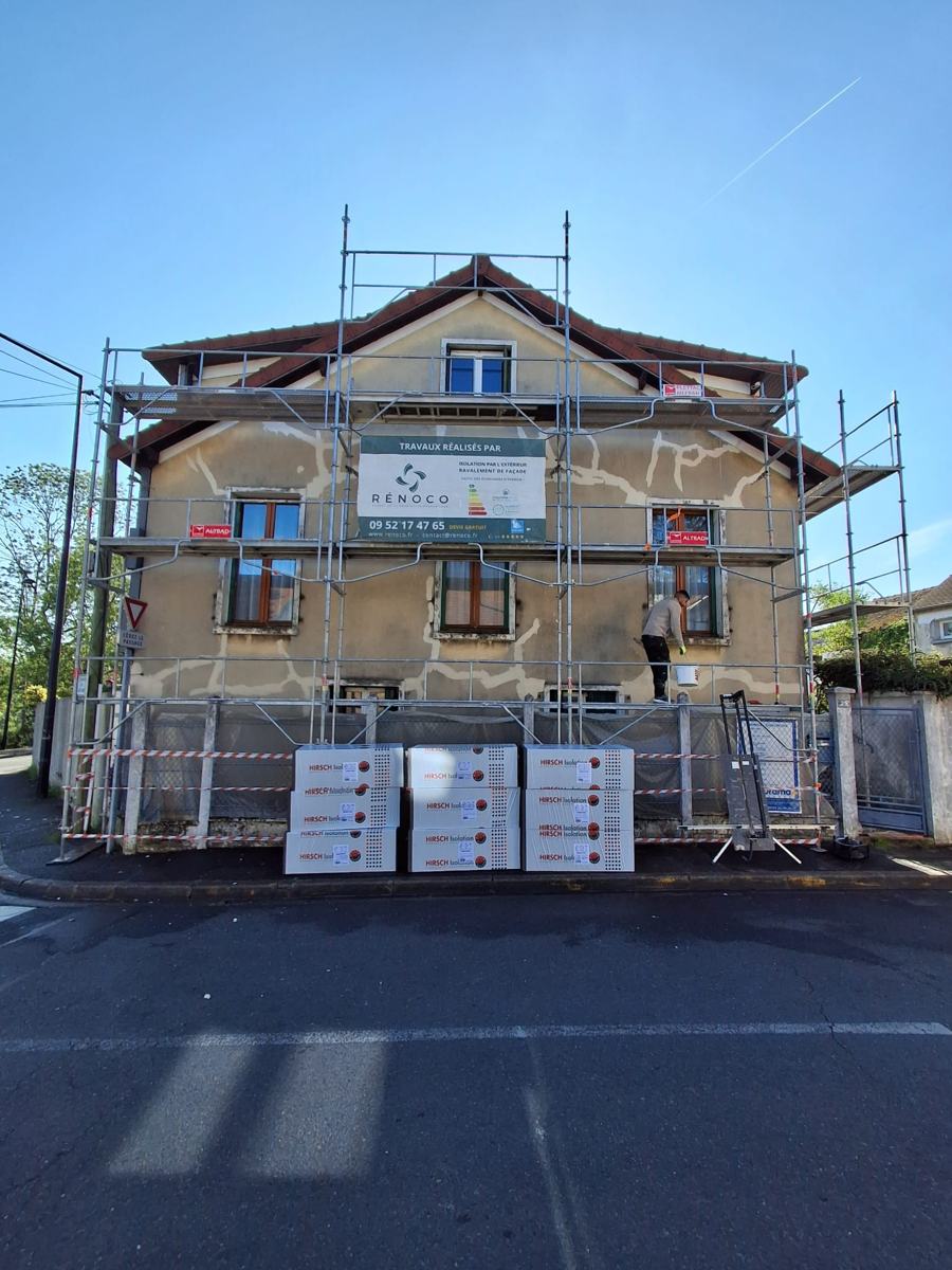 Façade d'une maison à Champigny-sur-Marne sous échafaudage sur le trottoir, fissures rebouchées avant la pose de l'isolant
