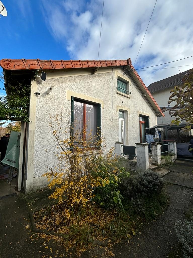 Façade d'entrée d'une maison à Champs-sur-Marne avant travaux, encadrements de fenêtres et enduit d'origine