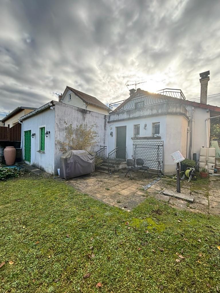 Maison rue des Bleuets à Champs-sur-Marne avant isolation par l'extérieur, façades côté jardin encrassées
