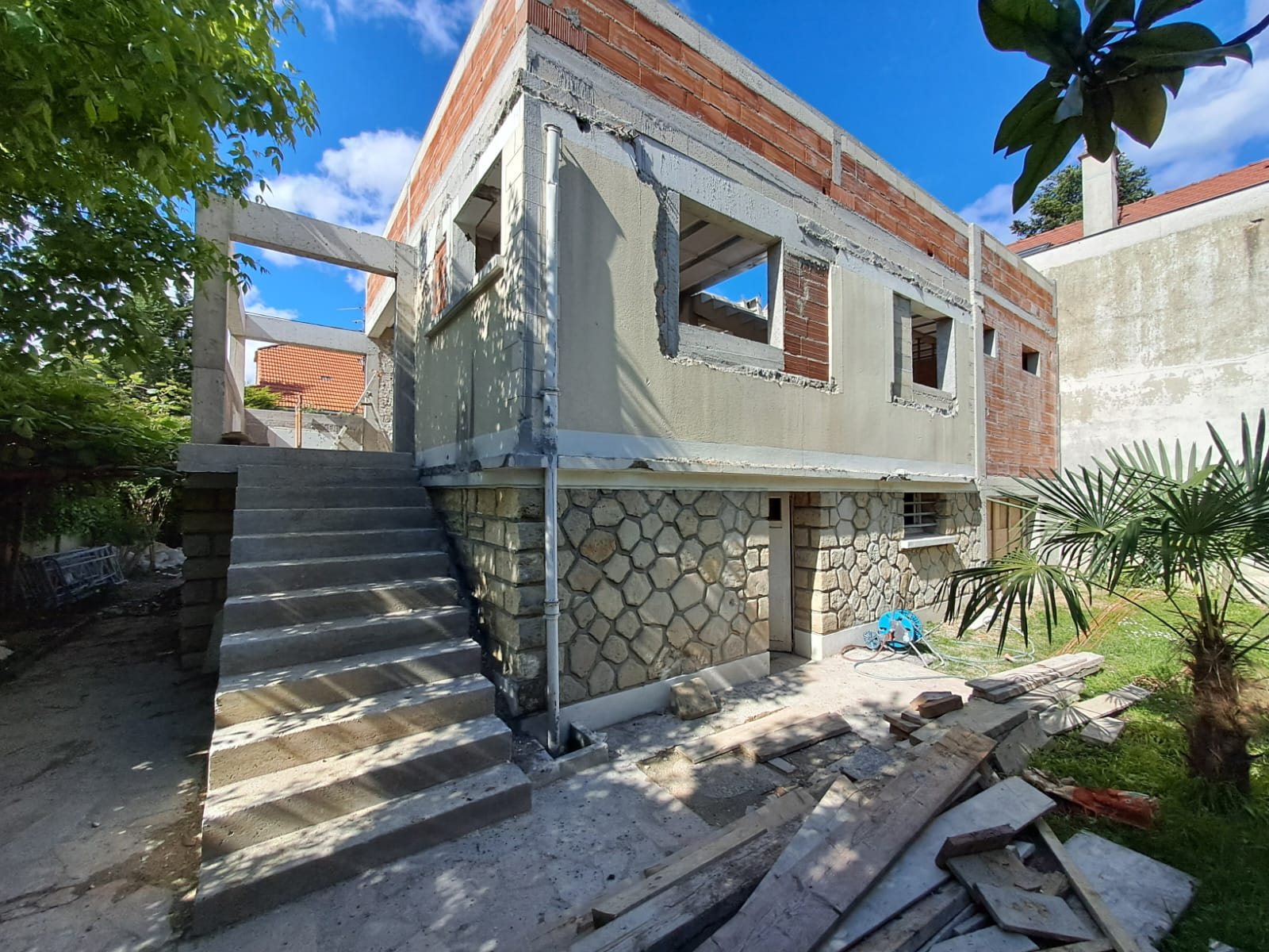 Maison rue du Bourg à Créteil avant isolation par l'extérieur : soubassement en pierre, étage enduit et extension en brique, maçonnerie à nu