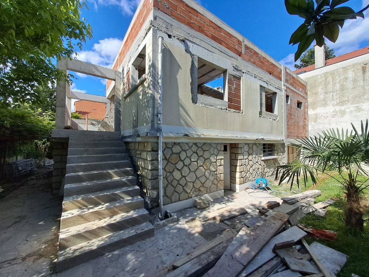 Maison rue du Bourg à Créteil avant isolation par l'extérieur : maçonnerie à nu, soubassement en pierre et surélévation en brique