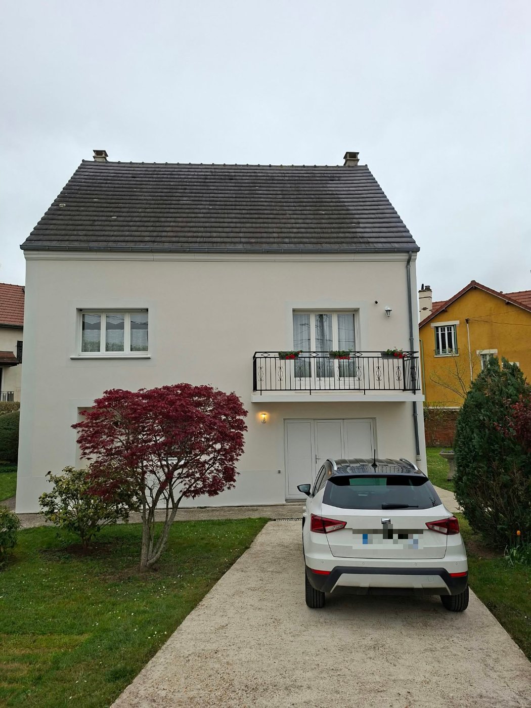 Façade principale de la maison à Gournay-sur-Marne après ravalement : revêtement D3 armé clair et uniforme, encadrements et corniche