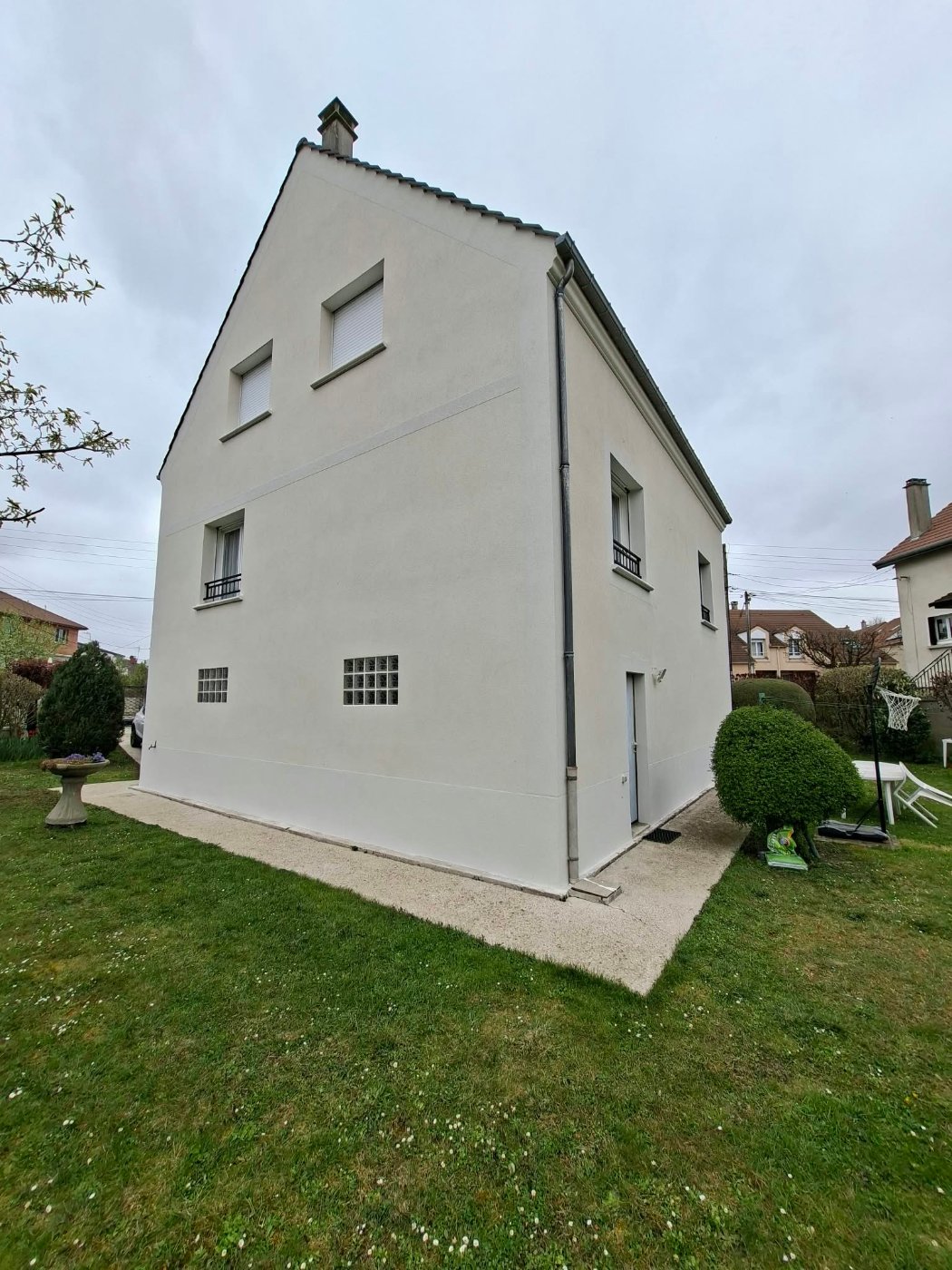 Pignon de la maison à Gournay-sur-Marne après ravalement : traînées noires disparues, façade propre et étanche