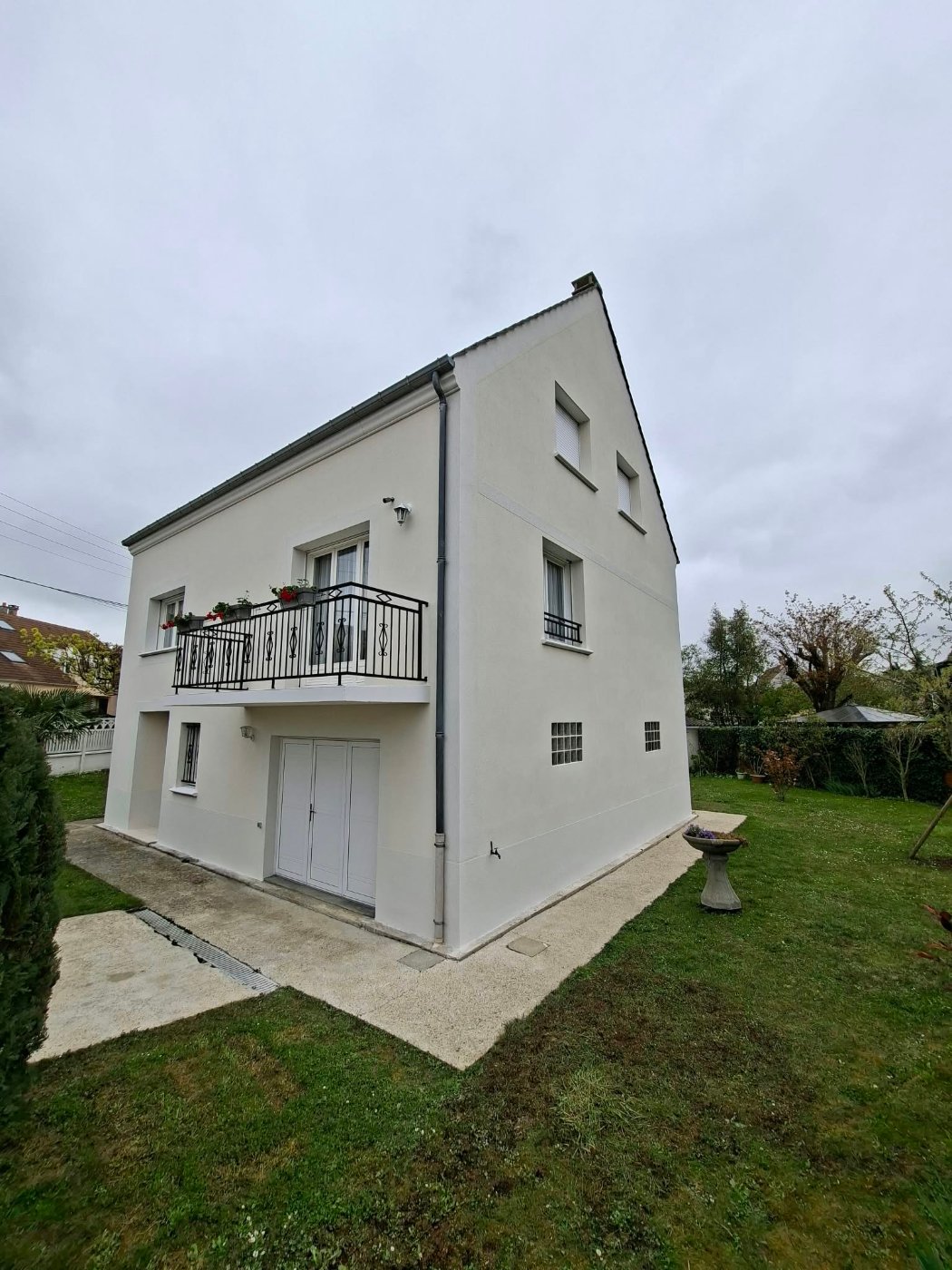 Maison à Gournay-sur-Marne après ravalement, vue d'ensemble du balcon et du pignon avec revêtement D3 armé