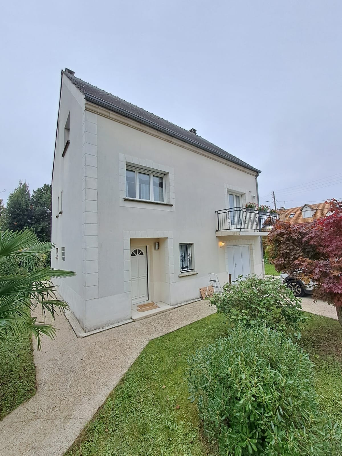 Façade d'entrée de la maison à Gournay-sur-Marne avant ravalement : enduit grisé, chaînes d'angle et encadrements en relief
