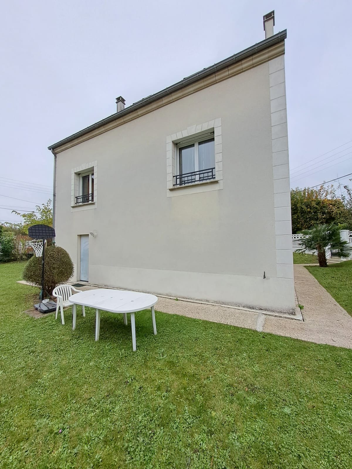 Façade côté jardin d'une maison à Gournay-sur-Marne avant ravalement : enduit monocouche terni, chaînes d'angle et encadrements